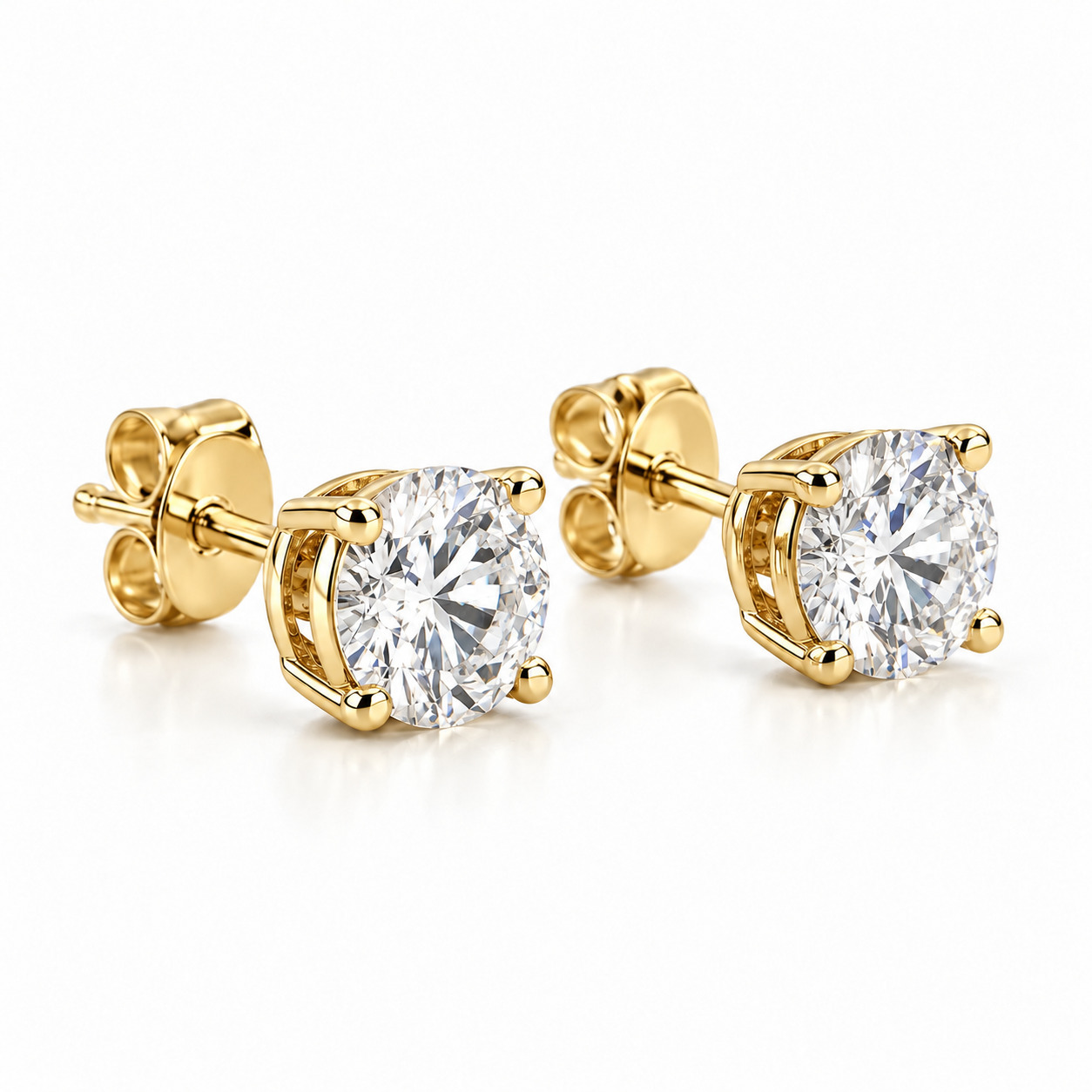 LIGHTGREEN Four-Prong Solitaire Stud in 18K yellow gold with a lab-grown diamond